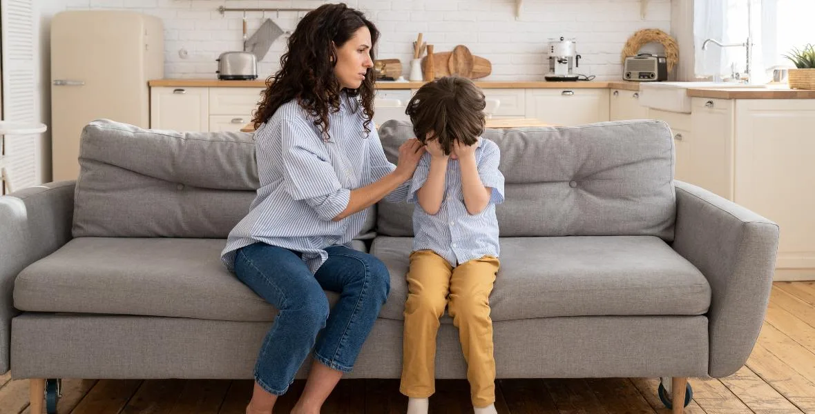 Momento de calma entre madre e hijo en casa