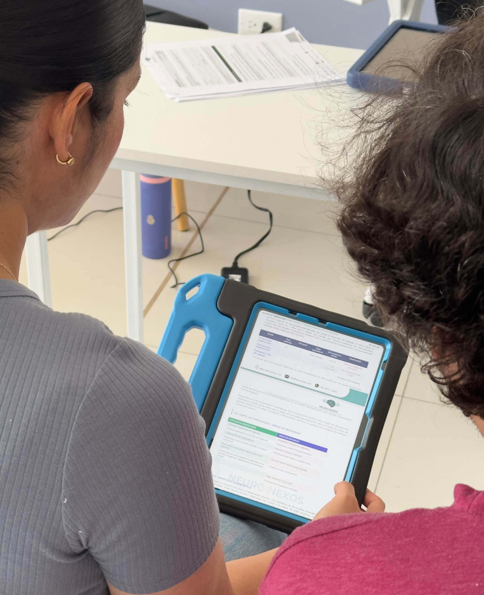 Familia revisando información clínica en NeuroNexos