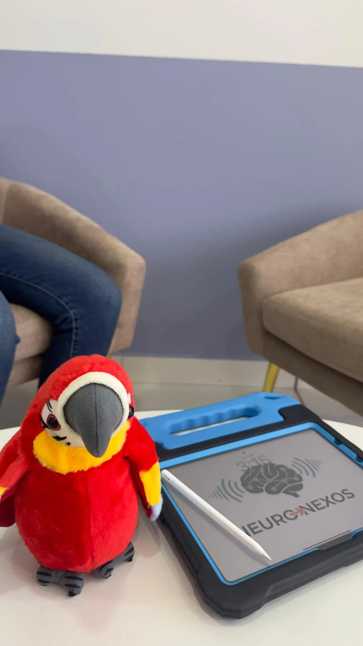Papukaya junto a la tableta de NeuroNexos